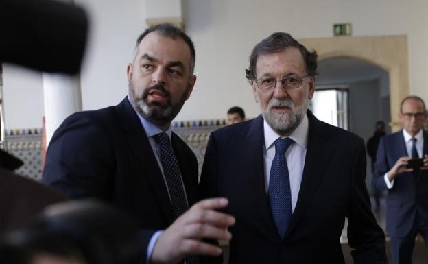 Rajoy, a su llegada al Parlamento andaluz.