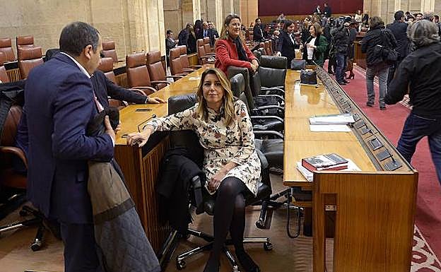 Susana Díaz, el miércoles en el Parlamento conversando con el diputado y secretario provincial del PSOE de Málaga, José Luis Ruiz .