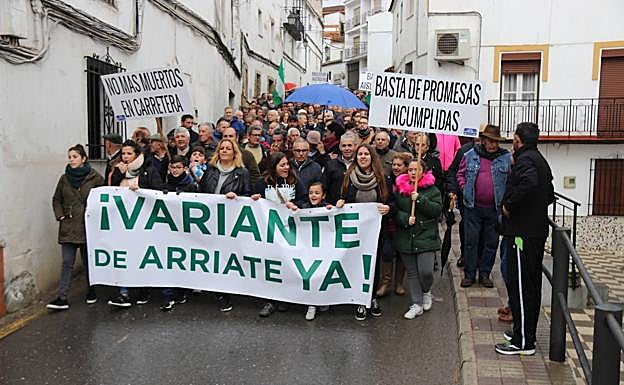 Cerca de 400 vecinos piden a la Junta que termine la variante de Arriate