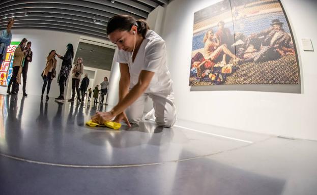 Limpieza feminista en el Pompidou de Málaga