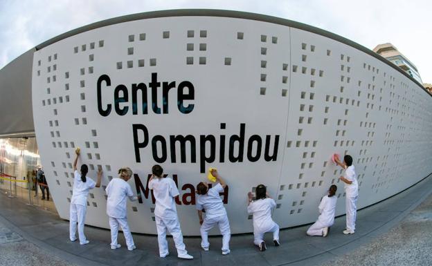 Imagen principal - Limpieza feminista en el Pompidou de Málaga