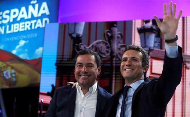 El presidente del PP, Pablo Casado (d), junto al líder del PP-A y presidente de la Junta de Andalucía, Juanma Moreno (i), durante la clausura de la Convención Nacional del Partido Popular