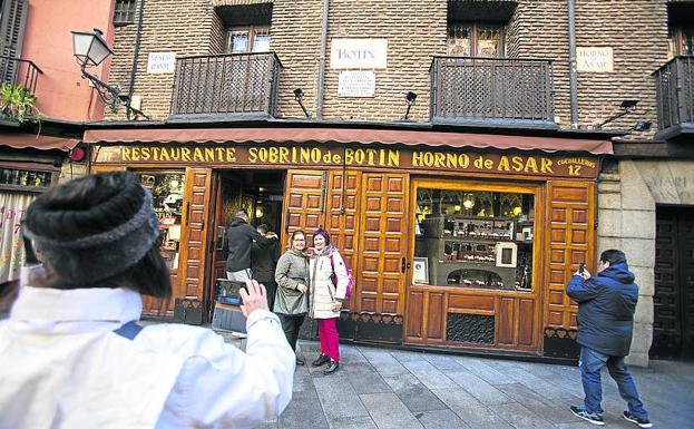 La fachada de Sobrino de Botín, siempre atestada de turistas.