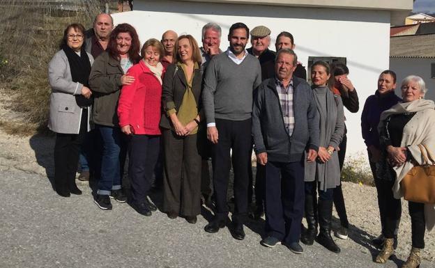 Pérez, Medina, Doña y los vecinos de los Gámez y los Pintados delante de la sede de la asociación.