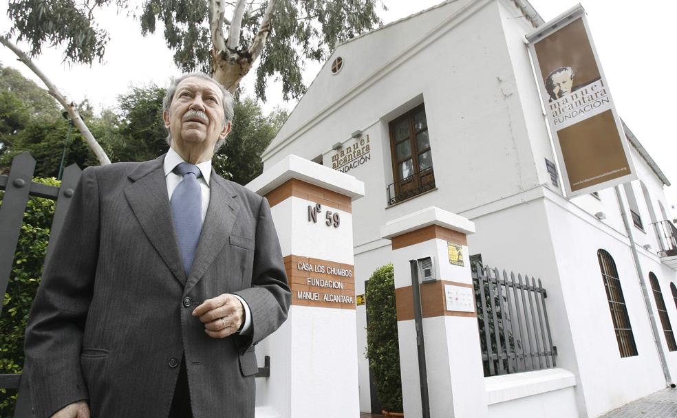 Manuel Alcántara, a las puertas de la fundación que lleva su nombre.