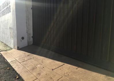 Imagen secundaria 1 - Arriba, calle en la que sucedieron los hechos. Abajo, en ambas fotos se aprecia sangre en la acera.