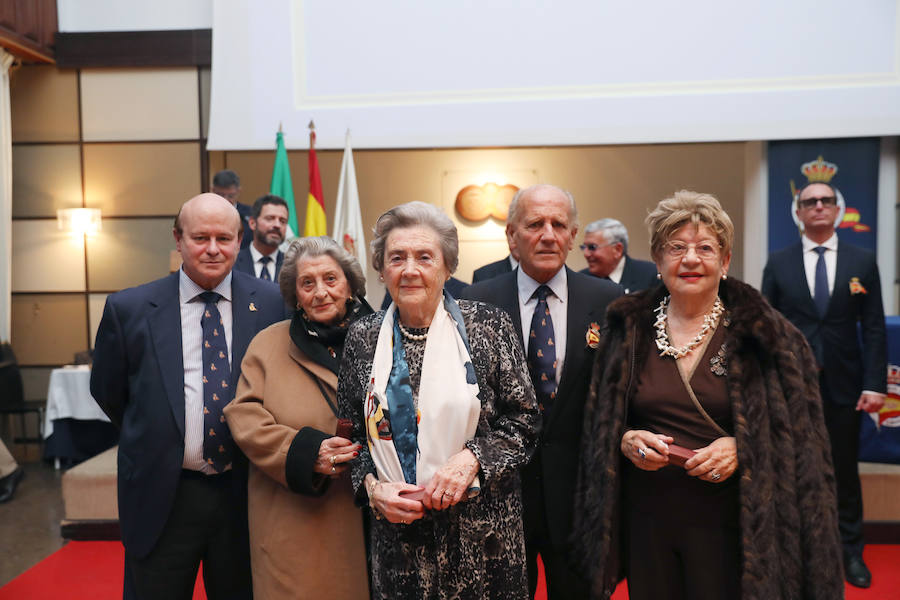 Rafael Guzmán, Charo García, Pilar de Pablo, Eduardo Cestino y Sira Díaz durante un acto en el Real Club Mediterráneo para reconocer a sus socios más veteranos.