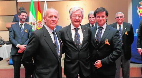 Eduardo Cestino, Santiago Jiménez y Santiago Jiménez durante un acto en el Real Club Mediterráneo para reconocer a sus socios más veteranos.