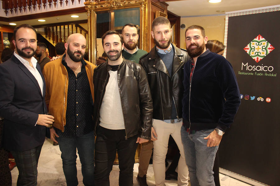 El restaurante Mosaico acoge la inauguración del artista francés Antonie Dureau. En la foto, Vicente Jabalquinto con un grupo de clientes de Anti-Noo.