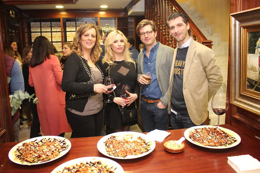 El restaurante Mosaico acoge la inauguración del artista francés Antonie Dureau. En la foto, Isabel López, Carlota Caro, Jean-Baptiste Dureau y Antoine Dureau.