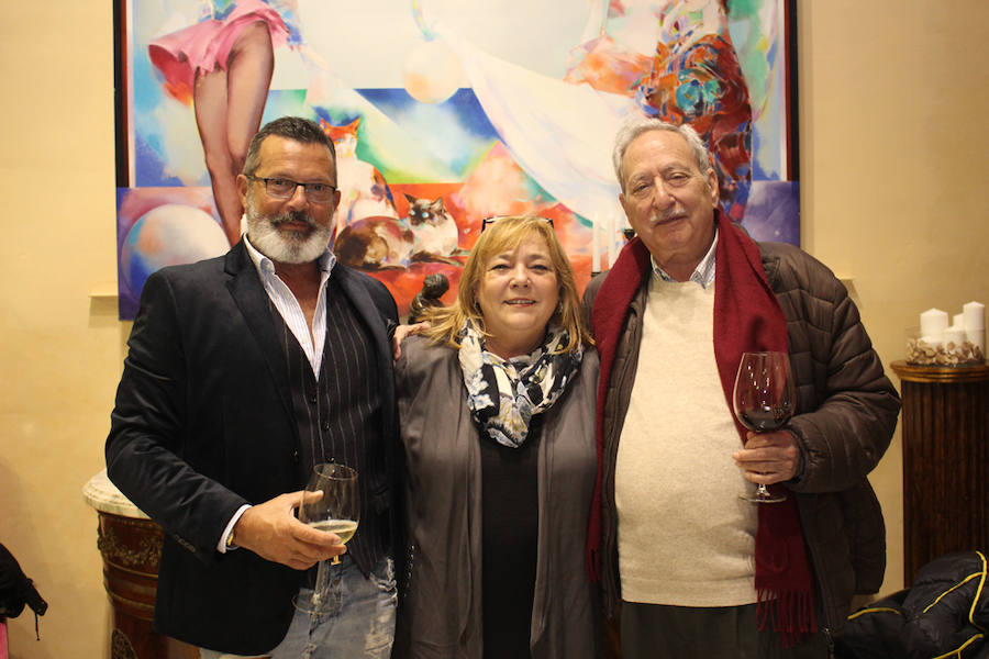 El restaurante Mosaico acoge la inauguración del artista francés Antonie Dureau. En la foto, Manolo Ruiz, Mari Carmen Arena y José Rodríguez.