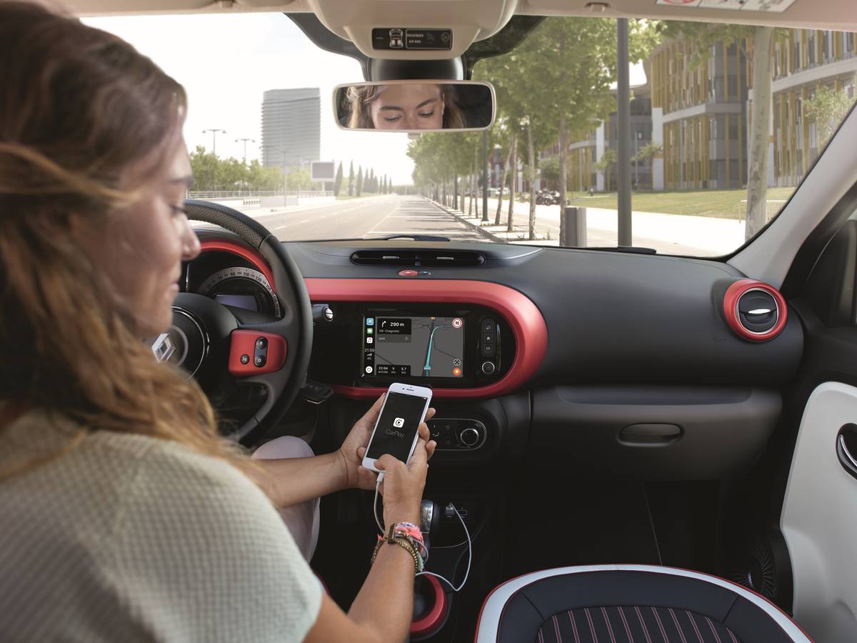Renault acaba de mostrar las primeras imágenes del nuevo Twingo, un modelo que mantiene la imagen joven de la generación anterior aunque se renueva con cambios estéticos, de personalización y mejora la conectividad.