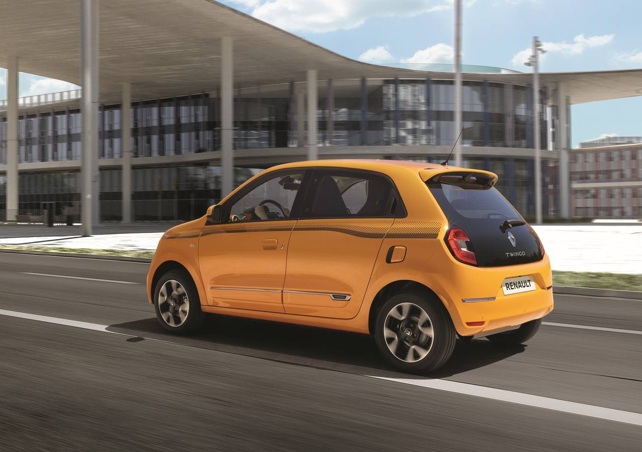 Renault acaba de mostrar las primeras imágenes del nuevo Twingo, un modelo que mantiene la imagen joven de la generación anterior aunque se renueva con cambios estéticos, de personalización y mejora la conectividad.