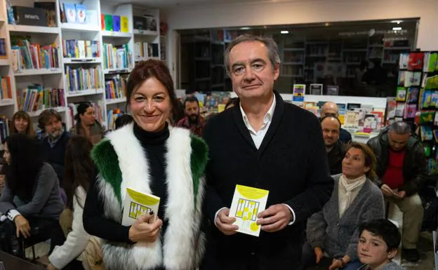 Eulogio Sánchez y María Jesús Martínez Silvente presentaron ayer su libro en Málaga. 