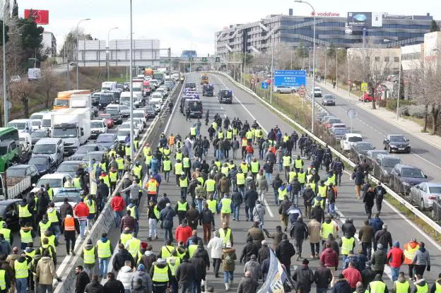 Decenas de taxistas bloquean ayer uno de los accesos al aeropuerto Adolfo Suárez-Barajas, en Madrid. :: ep.