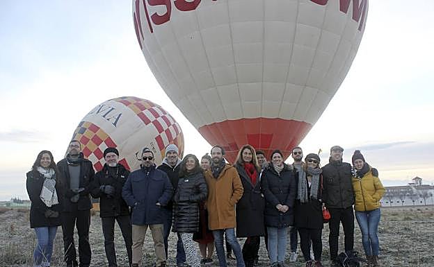 Foto de familia de los periodistas durante su visita a Antequera. 