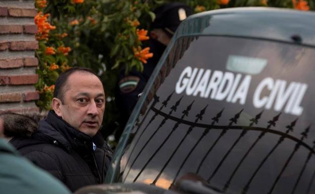 El delegado del Gobierno en Andalucía, Alfonso Rodríguez Gómez de Celis, sale del puesto de mando, mientras continúan los trabajos del rescate de Julen, este martes.