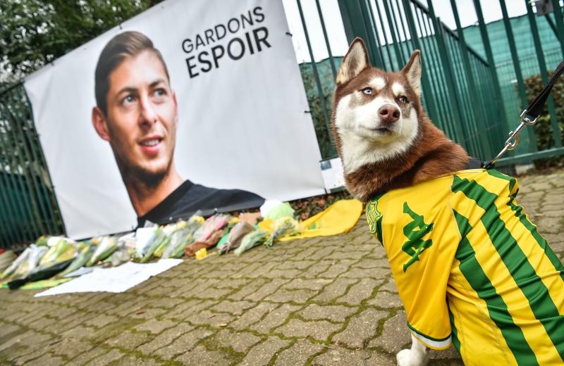 Ocurrió sobrevolando el Canal de la Mancha, cuando iba hacia Cardiff, su nuevo destino, tras despedirse en Nantes de sus hasta entonces compañeros. Los aficionados de ambos equipos manifiestan su pesar en los dos estadios