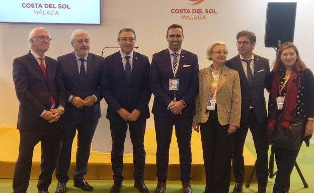 Francisco Salado, tercero por la izquierda, junto a empresarios en FITUR. 