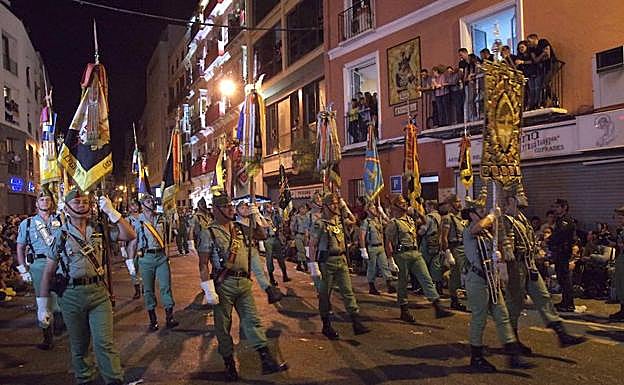 El cortejo de Mena, en el que participan las tropas legionarias, en la Tribuna de los Pobres. 