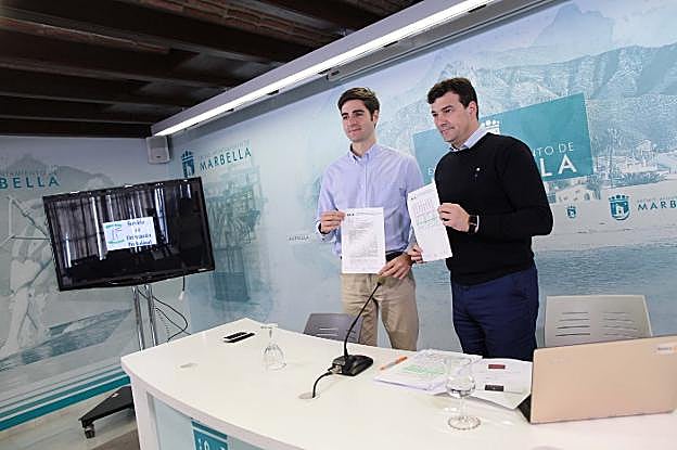 Cristóbal Garre, ayer, junto a un miembro de su equipo.