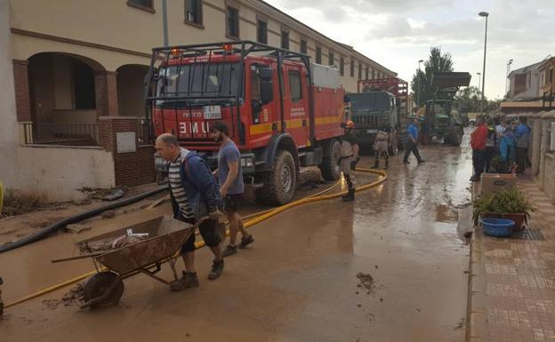 Tareas de limpieza esta tarde en Campillos tras la tromba de agua registrada el pasado mes de octubre. 