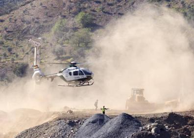 Imagen secundaria 1 - Los mineros, en su primera bajada al pozo el jueves. Segunda imagen: helicóptero con explosivos procedentes de Sevilla. Tercera foto: Zona de rescate en Totalán. 