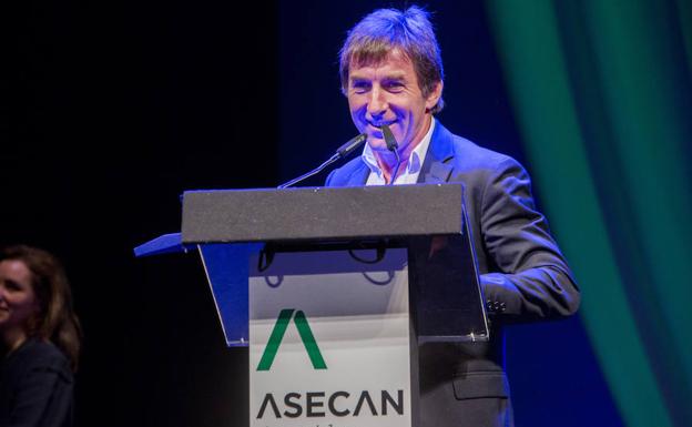 El malagueño Antonio de la Torre, al recibir el premio de Asecan.