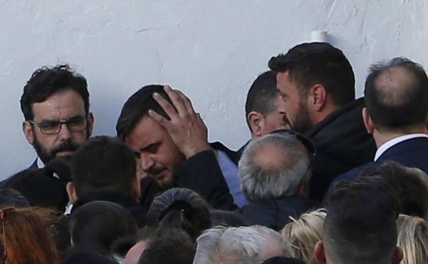 Imagen principal - Emotivo adiós a Julen en El Palo entre lágrimas, flores y aplausos