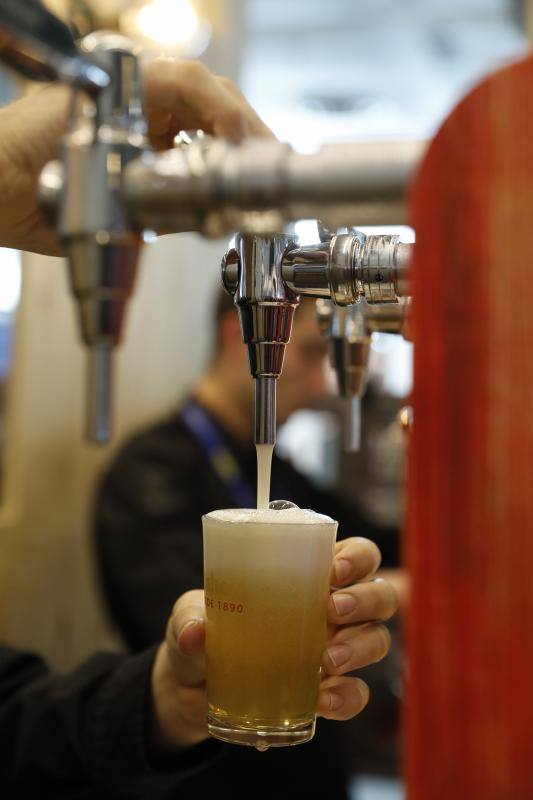 Un camarero sirve cerveza en Madrid Fusion