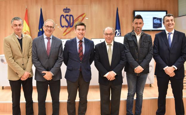 Los dirigentes del ciclismo nacional, en la sede del CSD. 