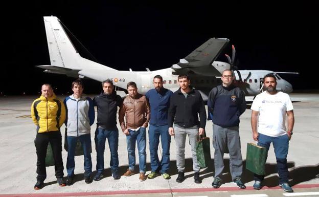 Los ocho integrantes de la Brigada de Salvamento Minero que participaron en el rescate del pequeño Julen, en su regreso a Asturias 