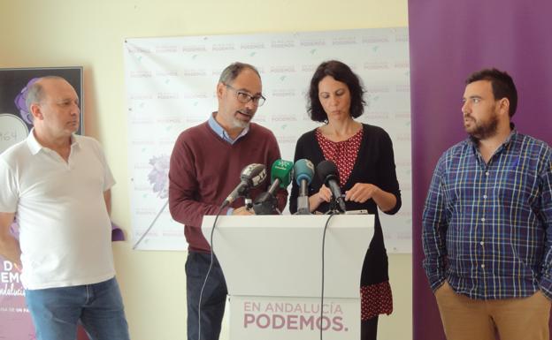 Alejandro Serrato, a la derecha, coordinador provincial de Podemos, en una foto de archivo.