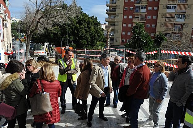 Vecinos, ayer, junto al gerente de Hidralia y el concejal de Obras. 