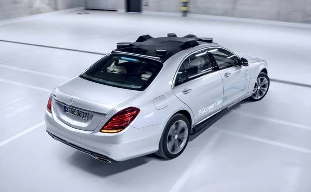 Mercedes está desarrollando un vehículo autónomo con una amplia señalización luminosa de 360º en el techo.