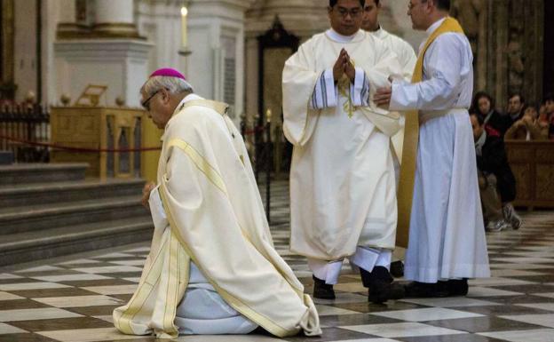 El arzobispo de Granada, Francisco Javier Martínez, rezando durante la misa en la que pidió perdón, junto a otros curas, por los casos de abusos sexuales en la Iglesia de Granada. 