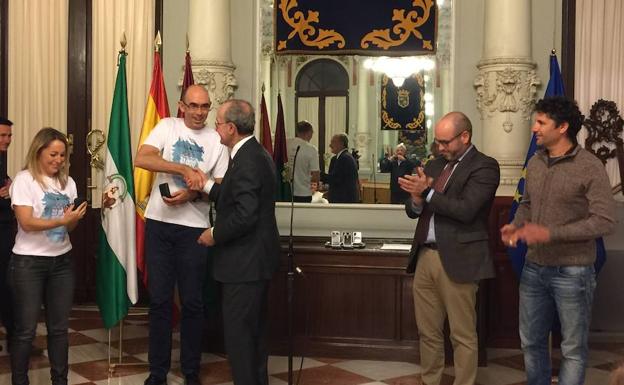 El alcalde le entrega a Zorrilla el escudo de la ciudad en presencia de Lara, Jordano y Jongeneel. 