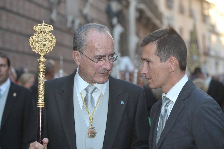 Leguina conversa con el alcalde durante una procesión.