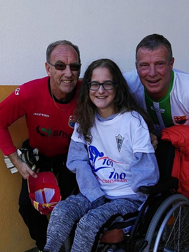 Sarah, con participantes en un reciente evento solidario. :: S.A.