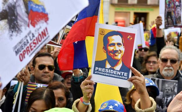 Imagen principal - Cientos de personas se concentran en Málaga contra Maduro