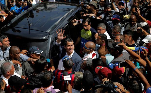 Guaidó saluda a la multitud durante las marchas del pasado sábado en Caracas.