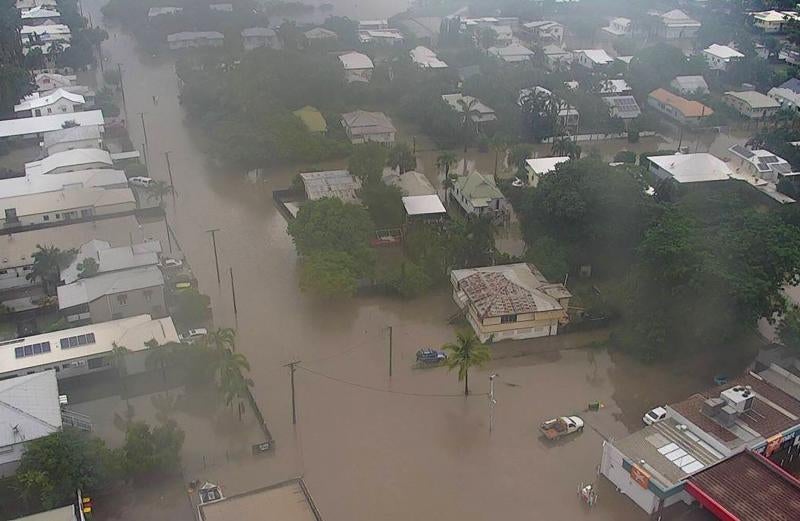 Las fotografías de una inundación en la ciudad australiana de Townsville, donde el agua ha llegado hasta las casas y colegios, ha llevado cocodrilos a las calles y ha obligado a desplegar el ejército 