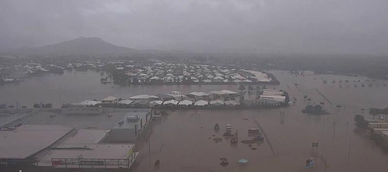 Las fotografías de una inundación en la ciudad australiana de Townsville, donde el agua ha llegado hasta las casas y colegios, ha llevado cocodrilos a las calles y ha obligado a desplegar el ejército 