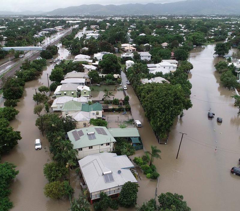 Las fotografías de una inundación en la ciudad australiana de Townsville, donde el agua ha llegado hasta las casas y colegios, ha llevado cocodrilos a las calles y ha obligado a desplegar el ejército 