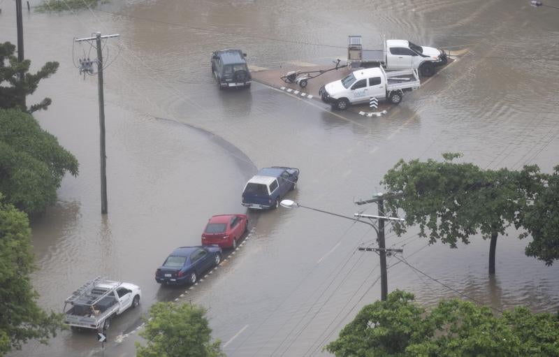 Las fotografías de una inundación en la ciudad australiana de Townsville, donde el agua ha llegado hasta las casas y colegios, ha llevado cocodrilos a las calles y ha obligado a desplegar el ejército 