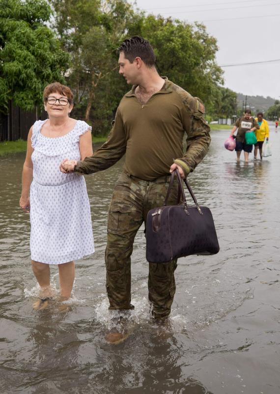 Las fotografías de una inundación en la ciudad australiana de Townsville, donde el agua ha llegado hasta las casas y colegios, ha llevado cocodrilos a las calles y ha obligado a desplegar el ejército 