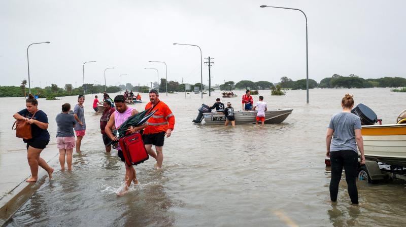 Las fotografías de una inundación en la ciudad australiana de Townsville, donde el agua ha llegado hasta las casas y colegios, ha llevado cocodrilos a las calles y ha obligado a desplegar el ejército 