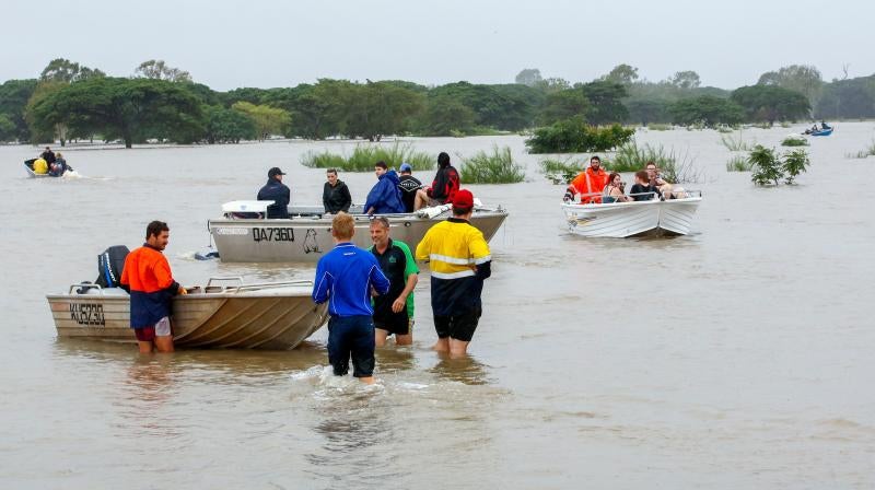 Las fotografías de una inundación en la ciudad australiana de Townsville, donde el agua ha llegado hasta las casas y colegios, ha llevado cocodrilos a las calles y ha obligado a desplegar el ejército 