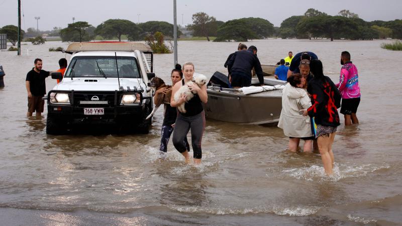 Las fotografías de una inundación en la ciudad australiana de Townsville, donde el agua ha llegado hasta las casas y colegios, ha llevado cocodrilos a las calles y ha obligado a desplegar el ejército 