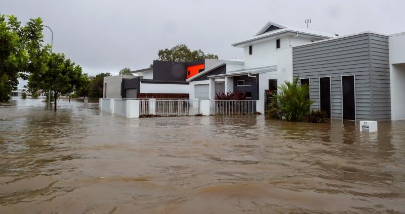 Las fotografías de una inundación en la ciudad australiana de Townsville, donde el agua ha llegado hasta las casas y colegios, ha llevado cocodrilos a las calles y ha obligado a desplegar el ejército 